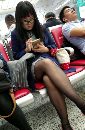 地铁黑色丝袜红色高跟鞋丰满美少妇