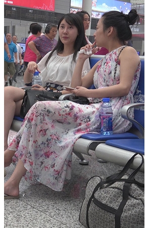 花裙丸子头妹子