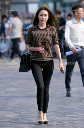 黑色性感紧牛美女