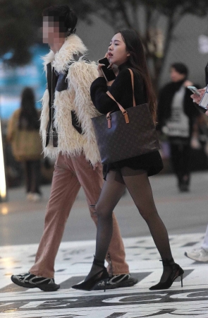 街拍黑丝高跟少妇