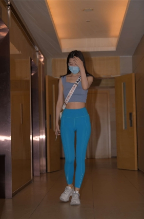 一始街拍作品 蓝色瑜伽裤美女