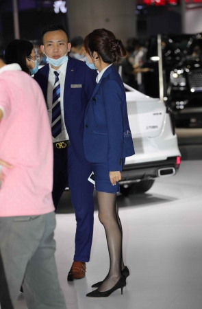 【街拍心灵】凯迪拉克销shou黑丝街拍美腿高跟