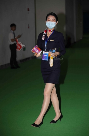 【街拍心灵】售楼顾问街拍肉丝制服美腿