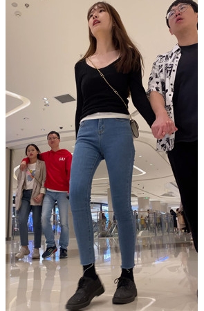 蓝色牛仔紧身裤美女