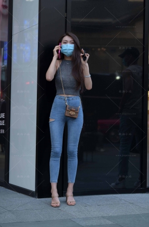 街拍紧身牛仔裤美女
