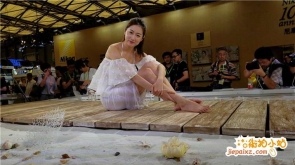 4k视频，白裙气质美女就这么供人观赏