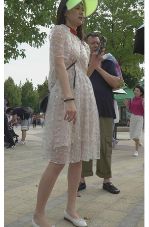 白色连衣长裙美女