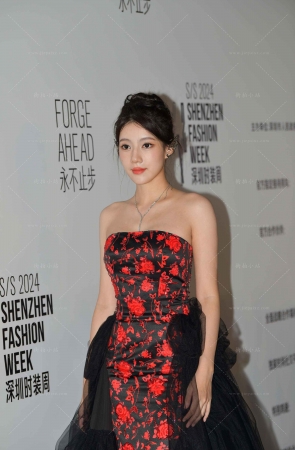 抹胸长裙小姐姐