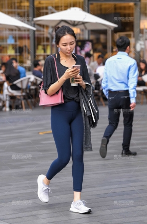 蓝色瑜伽裤美眉