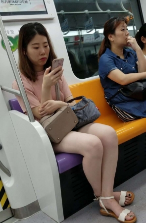 4K – 街拍粉色T恤便利贴女孩 [870 MB/MP4]