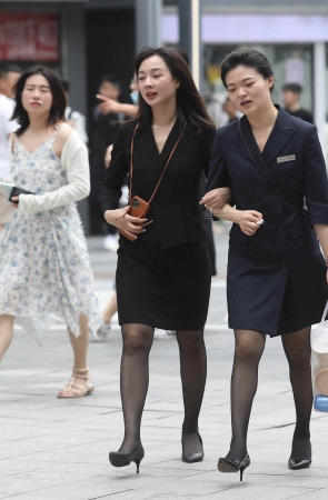 【珏一笑而过】诱惑黑丝街拍高跟OL