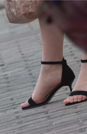 4K – 粉嫩脚丫街拍高跟美女 [856 MB/avi]