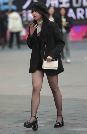 街拍黑丝妹子