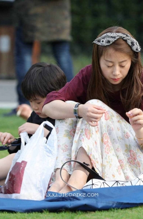 街拍年轻的气质辣妈