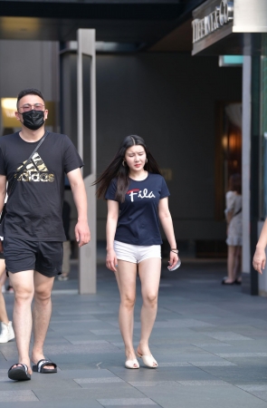 紧致的白热裤大白腿