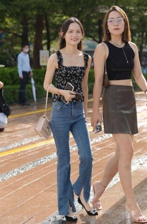 爱笑的美眉/231219-3-54 13P