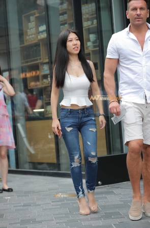 B75、走路特别会扭的少妇