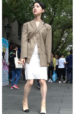 漂亮的白嫩气质小姐姐[1.46G/MP4]