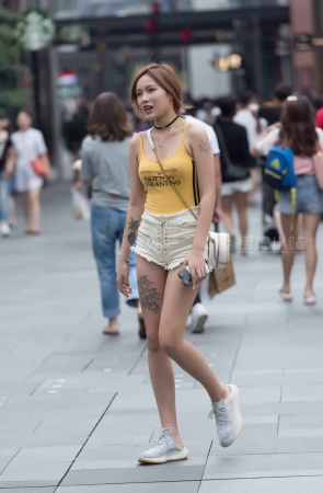 大腿上有纹身的妹子