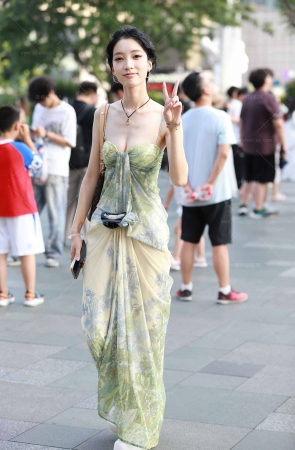 印花吊带裙VS豹纹裙