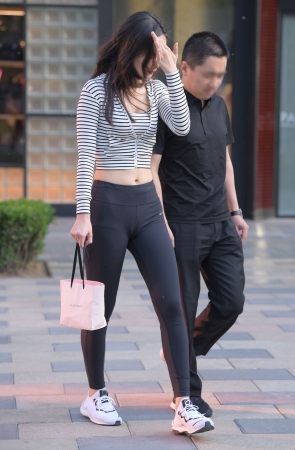 黑色紧身裤小姐姐