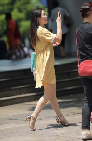 路边自拍的街拍丝袜