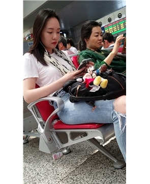 4k-白T恤紧身蓝牛高颜值街拍美女