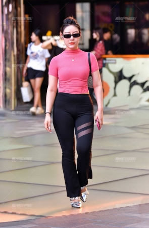 银色高跟微丰腴黑裤美女