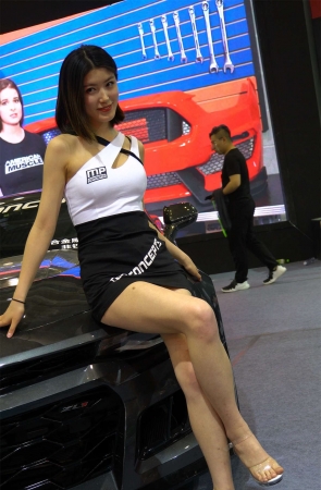 车展上笑容甜美的街拍美腿女神模特