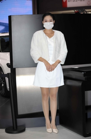 【街拍心灵】车展礼仪肉丝白高跟街拍美腿