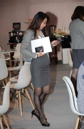 【街拍心灵】酒店主管黑丝制服街拍高跟美腿