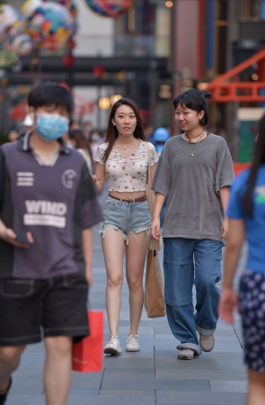 牛仔热裤白嫩的小姐姐