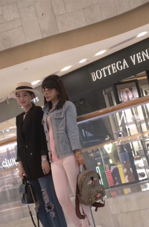 白色紧身裤高跟鞋美女