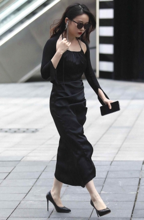 黑裙细街拍高跟美shaofu