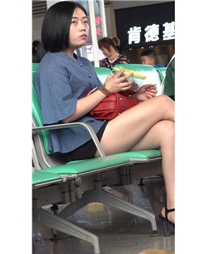 短发美腿高跟玉足美眉 [906 MB/avi]