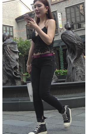 漂亮的吊带黑色紧身裤小姐姐