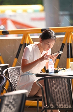 休息区的丝腿美眉 [18P]