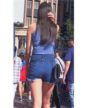 高挑紧身宽臀牛仔热裤女神姐姐逛街！[299 MB/MP4]