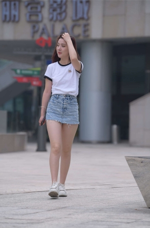 一始街拍作品 – 蓝色牛仔热裤美女