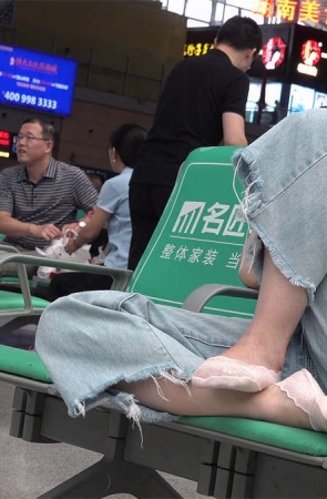候车室里的蕾丝袜美女