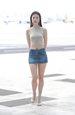 牛仔短裙长腿美眉