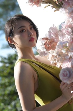 一始街拍作品 性感绿色比基尼美女