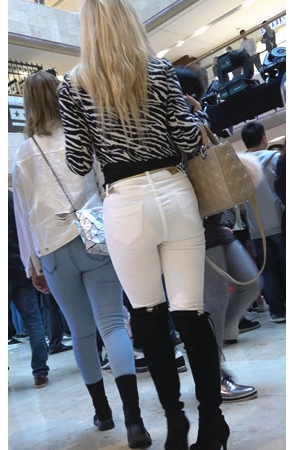 高靴白裤黄发妹子