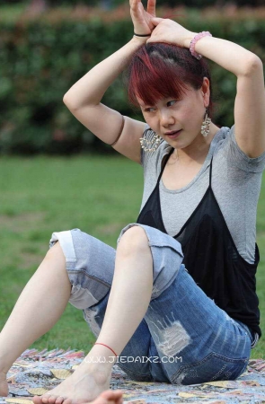 草地上练劈叉的两姐妹（一）