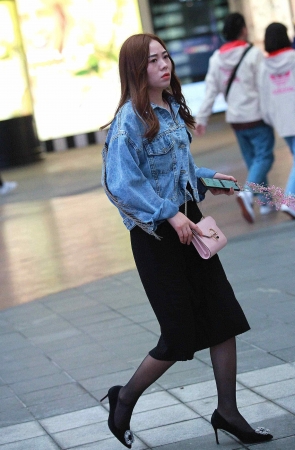 黑丝街拍高跟shaofu