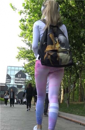 4k超清，听歌的多彩紧身瑜伽裤清秀美女 [543 MB]