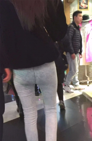 白色长腿美女比例很好