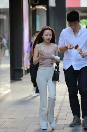 玻璃街拍作品 – 性感白色紧身裤