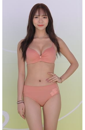 漂亮的内衣模特两组(136P)