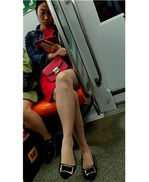 地铁上的红裙红包姑娘